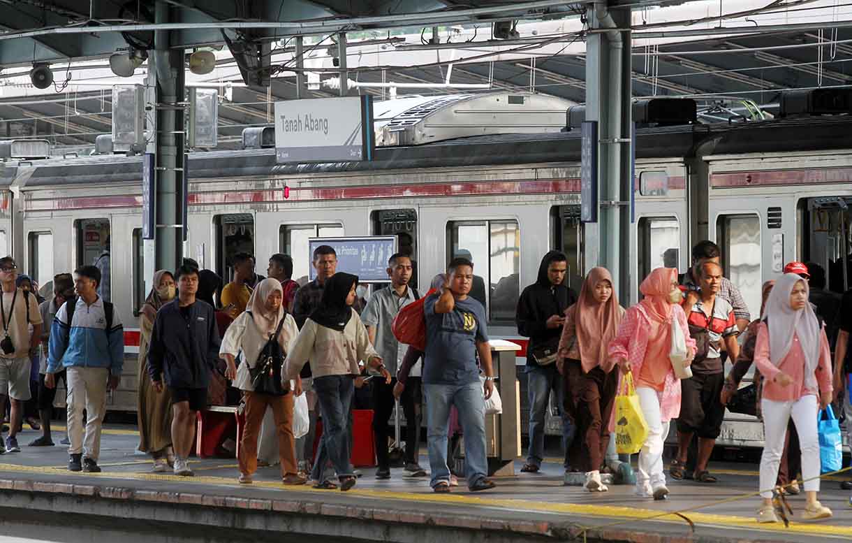 Calon penumpang menunggu kedatangan KRL Commuter Line di Stasiun Tanah Abang, Jakarta, Sabtu (28/6/2025). (Beritanasional.com/Oke Atmaja)
