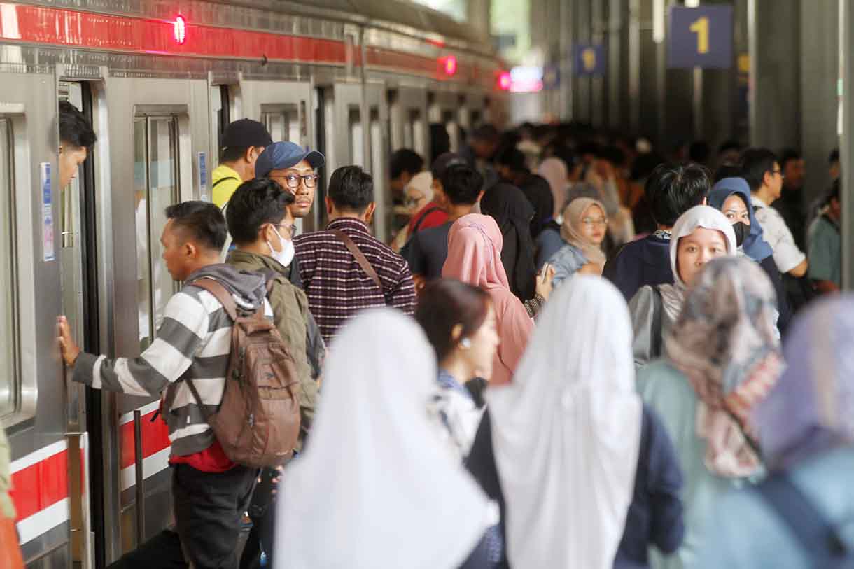 Calon penumpang menunggu kedatangan KRL Commuter Line di Stasiun Tanah Abang, Jakarta, Sabtu (28/6/2025). (Beritanasional.com/Oke Atmaja)