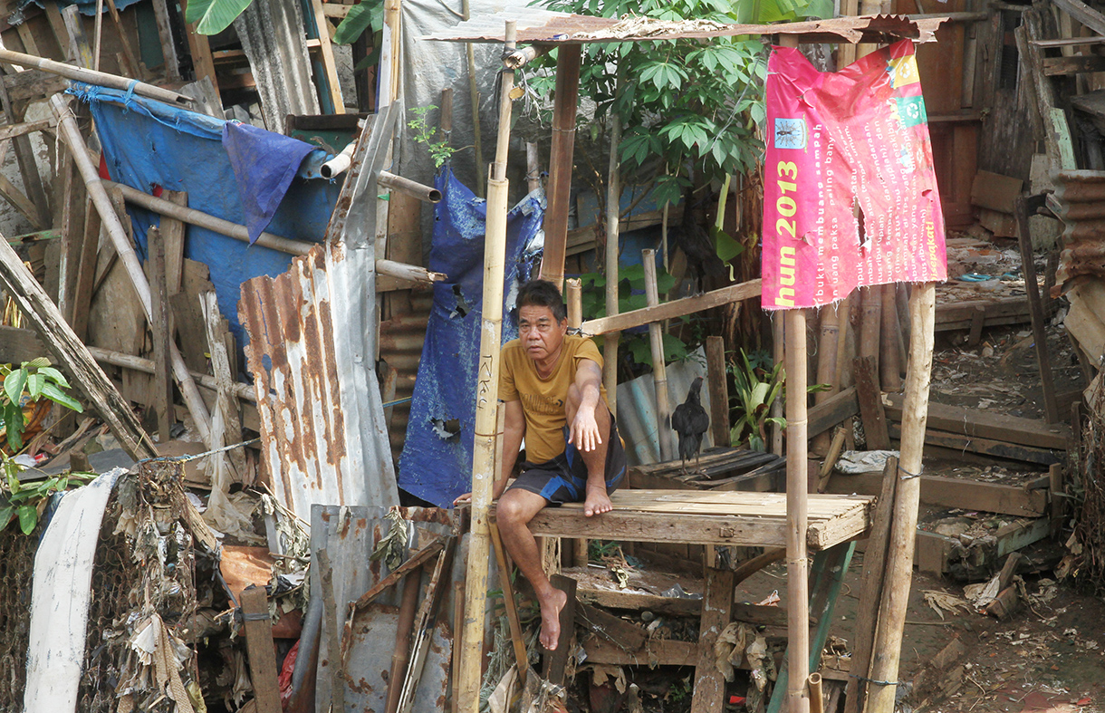 Warga berakfifitas di dekat kali ciliwung, Manggarai,Jakarta, Rabu (23/7/2025). (Beritanasional.com/Oke Atmaja)