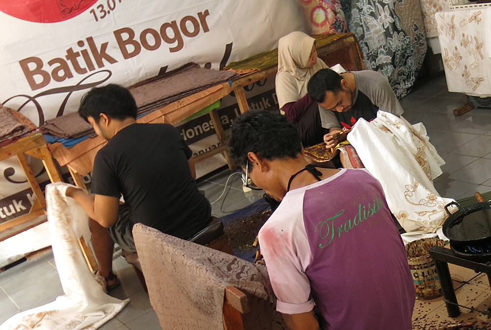 Perajin batik khas daerah Bogor, Jawa Barat. (BeritaNasional/Elvis Sendouw)