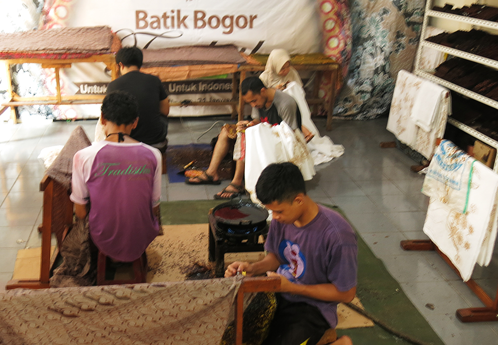 Perajin batik khas daerah Bogor, Jawa Barat. (BeritaNasional/Elvis Sendouw)