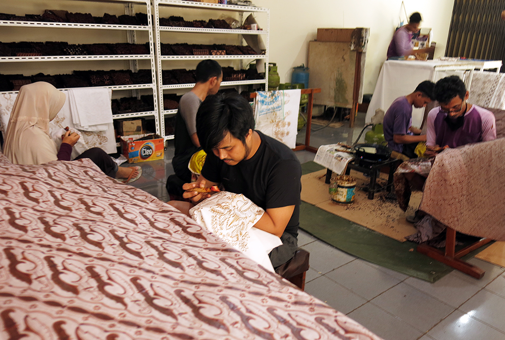 Perajin batik khas daerah Bogor, Jawa Barat. (BeritaNasional/Elvis Sendouw)