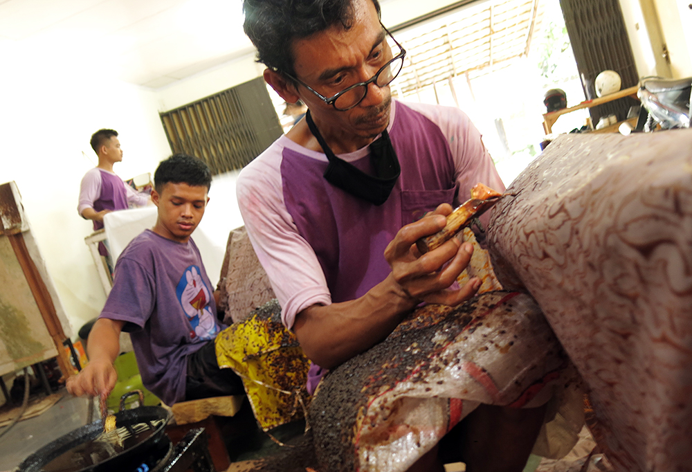 Perajin batik khas daerah Bogor, Jawa Barat. (BeritaNasional/Elvis Sendouw)