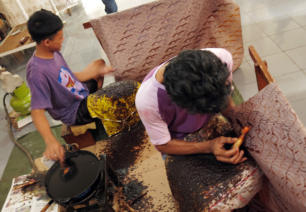 Perajin batik khas daerah Bogor, Jawa Barat. (BeritaNasional/Elvis Sendouw)