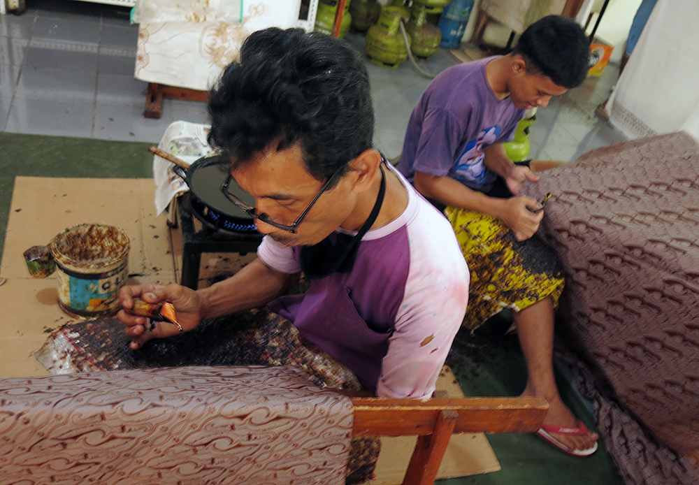 Perajin batik khas daerah Bogor, Jawa Barat. (BeritaNasional/Elvis Sendouw)