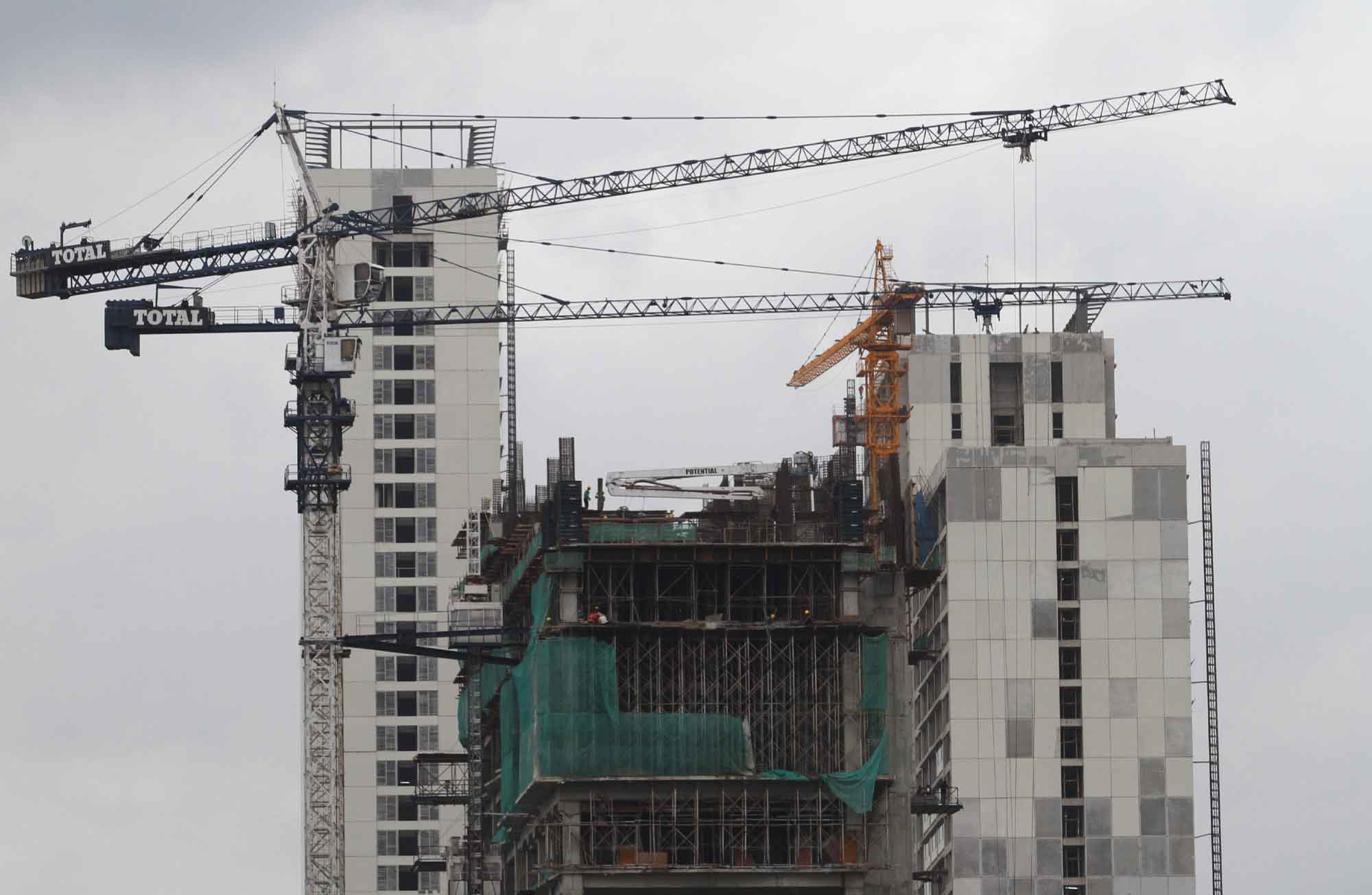 Pekerja mengerjakan proyek  gedung bertingkat di Jakarta, Senin (16/12/2024).  (BeritaNasional.com/Oke Atmaja)