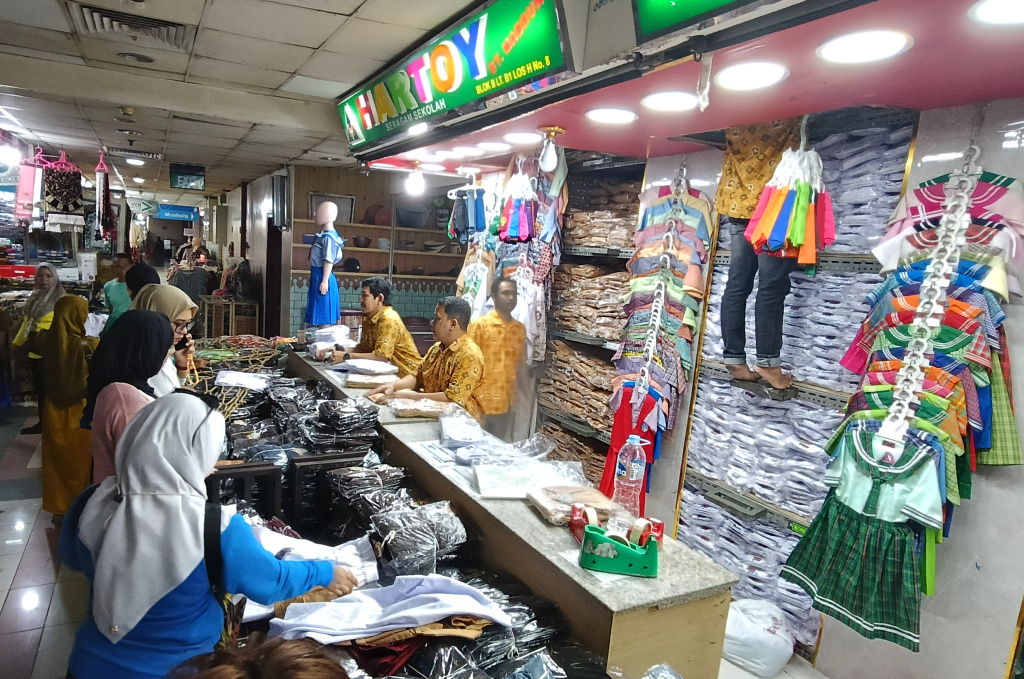 Target Pertumbuhan Ekonomi Indonesia Pengunjung memilih pakaian di pasar Tanah Abang, Jakarta, Selasa (13/5/2025). (Beritanasional.com/Oke Atmaja)