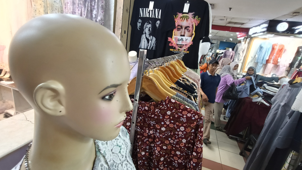 Target Pertumbuhan Ekonomi Indonesia Pengunjung memilih pakaian di pasar Tanah Abang, Jakarta, Selasa (13/5/2025). (Beritanasional.com/Oke Atmaja)