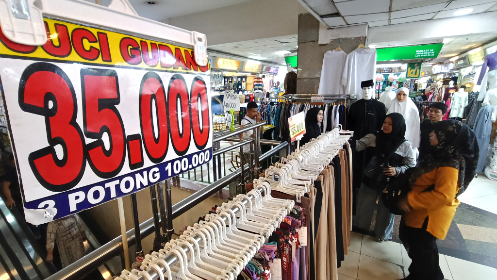 Target Pertumbuhan Ekonomi Indonesia Pengunjung memilih pakaian di pasar Tanah Abang, Jakarta, Selasa (13/5/2025). (Beritanasional.com/Oke Atmaja)