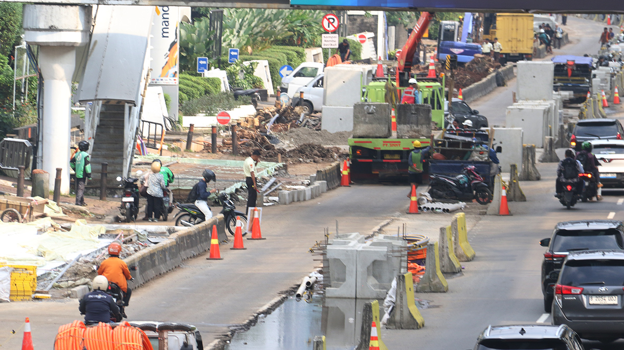 Pekerja menurunkan beton di Jalan Rasuna Said, Jakarta, Kamis (16/4/2026). (Beritanasional.com/Oke Atmaja)
