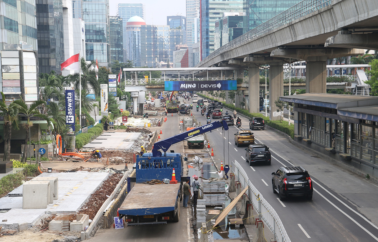 Pekerja menurunkan beton di Jalan Rasuna Said, Jakarta, Kamis (16/4/2026). (Beritanasional.com/Oke Atmaja)