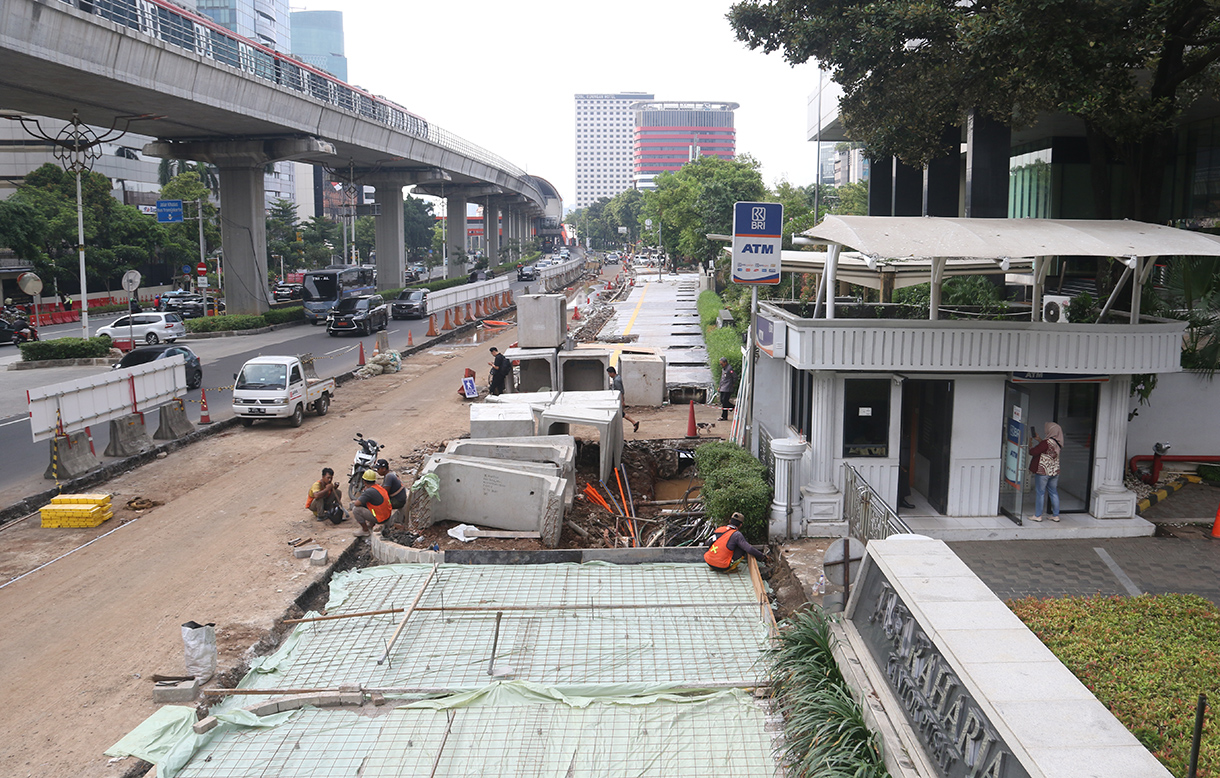 Pekerja menurunkan beton di Jalan Rasuna Said, Jakarta, Kamis (16/4/2026). (Beritanasional.com/Oke Atmaja)