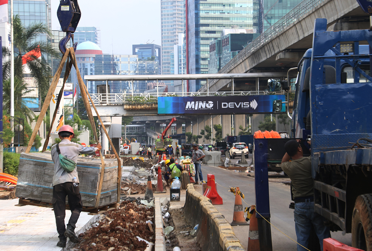 Pekerja menurunkan beton di Jalan Rasuna Said, Jakarta, Kamis (16/4/2026). (Beritanasional.com/Oke Atmaja)
