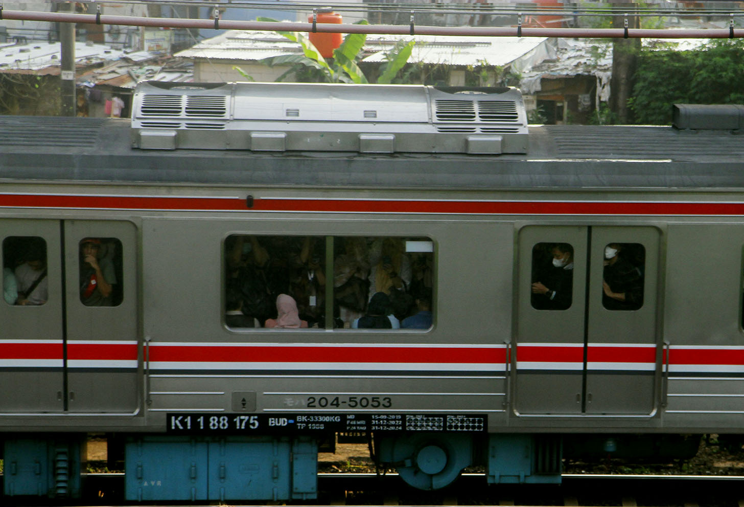 Commuter Line melintas di kawasan  Stasiun Manggarai, Jakarta, Selasa (30/4/2024).(BeritaNasional.com/Oke Atmaja)