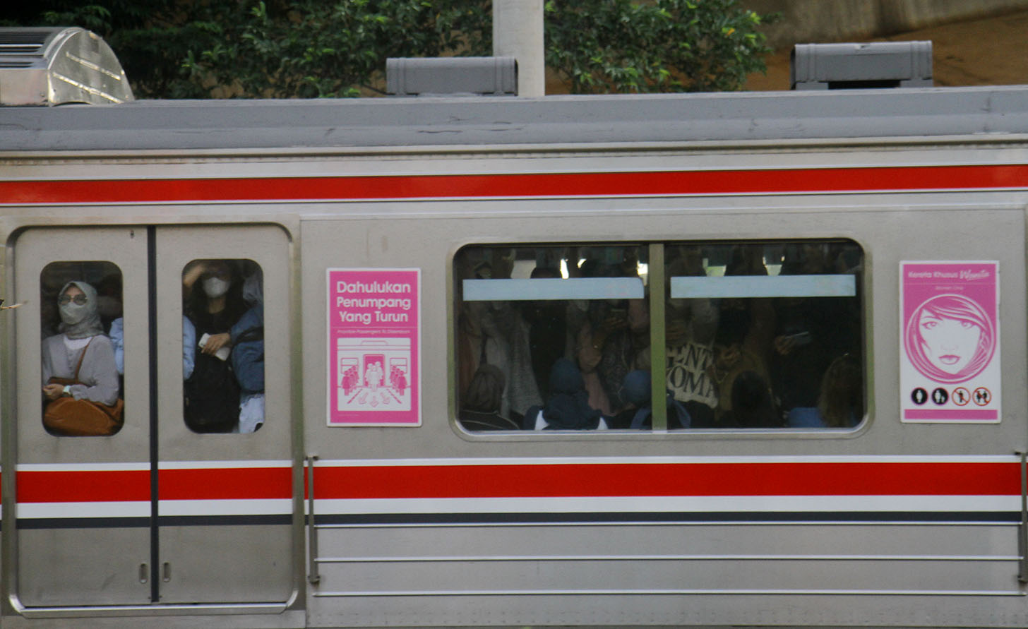 Commuter Line melintas di kawasan  Stasiun Manggarai, Jakarta, Selasa (30/4/2024).(BeritaNasional.com/Oke Atmaja)