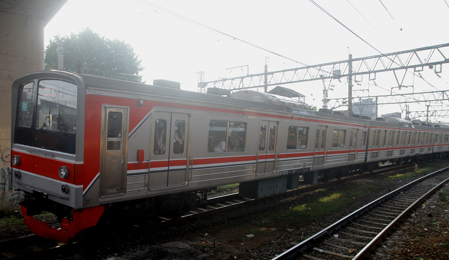 Commuter Line melintas di kawasan  Stasiun Manggarai, Jakarta, Selasa (30/4/2024).(BeritaNasional.com/Oke Atmaja)