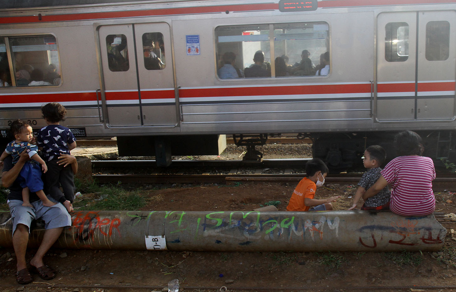 Commuter Line melintas di kawasan  Stasiun Manggarai, Jakarta, Selasa (30/4/2024).(BeritaNasional.com/Oke Atmaja)