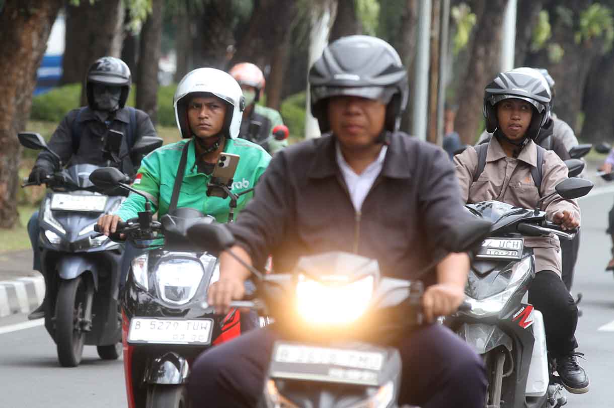 Pengemudi ojek daring melintas di Jalan Merdeka Selatan,Jakarta, Kamis (3/7/2025).(Beritanasional.com/Oke Atmaja)