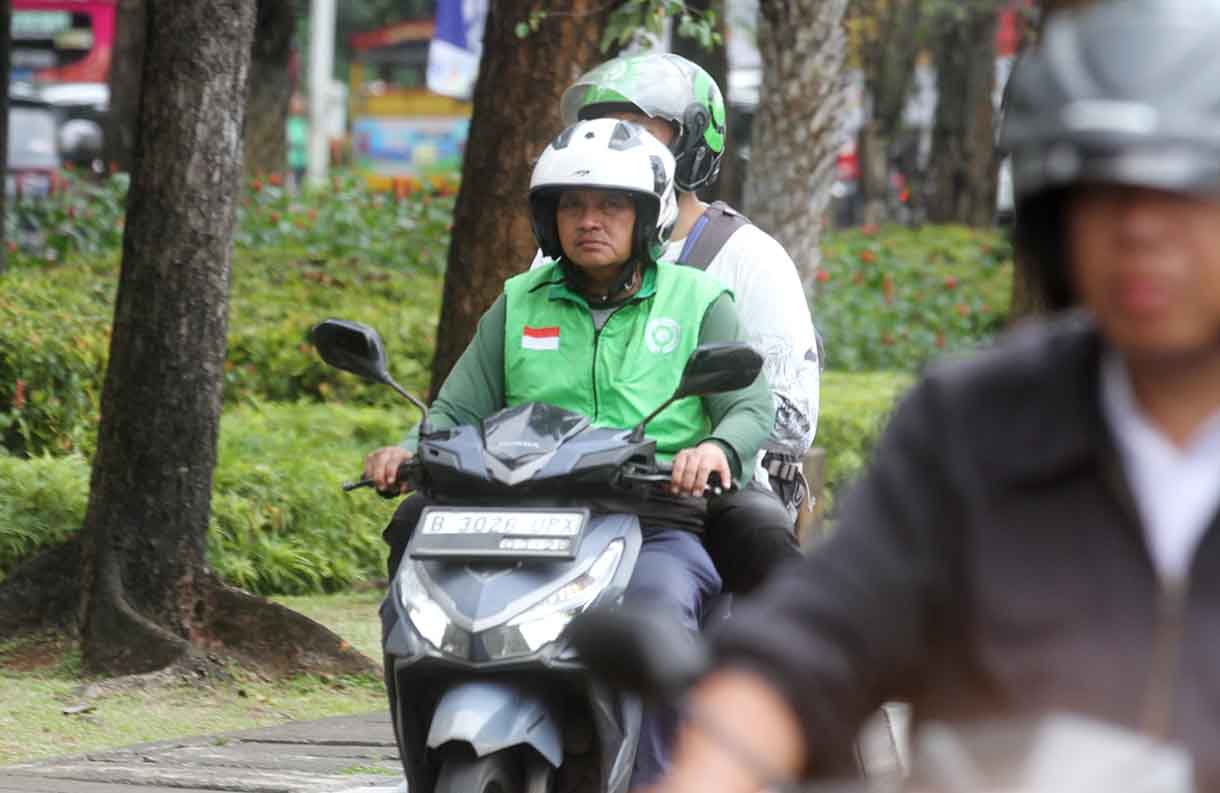 Pengemudi ojek daring melintas di Jalan Merdeka Selatan,Jakarta, Kamis (3/7/2025).(Beritanasional.com/Oke Atmaja)