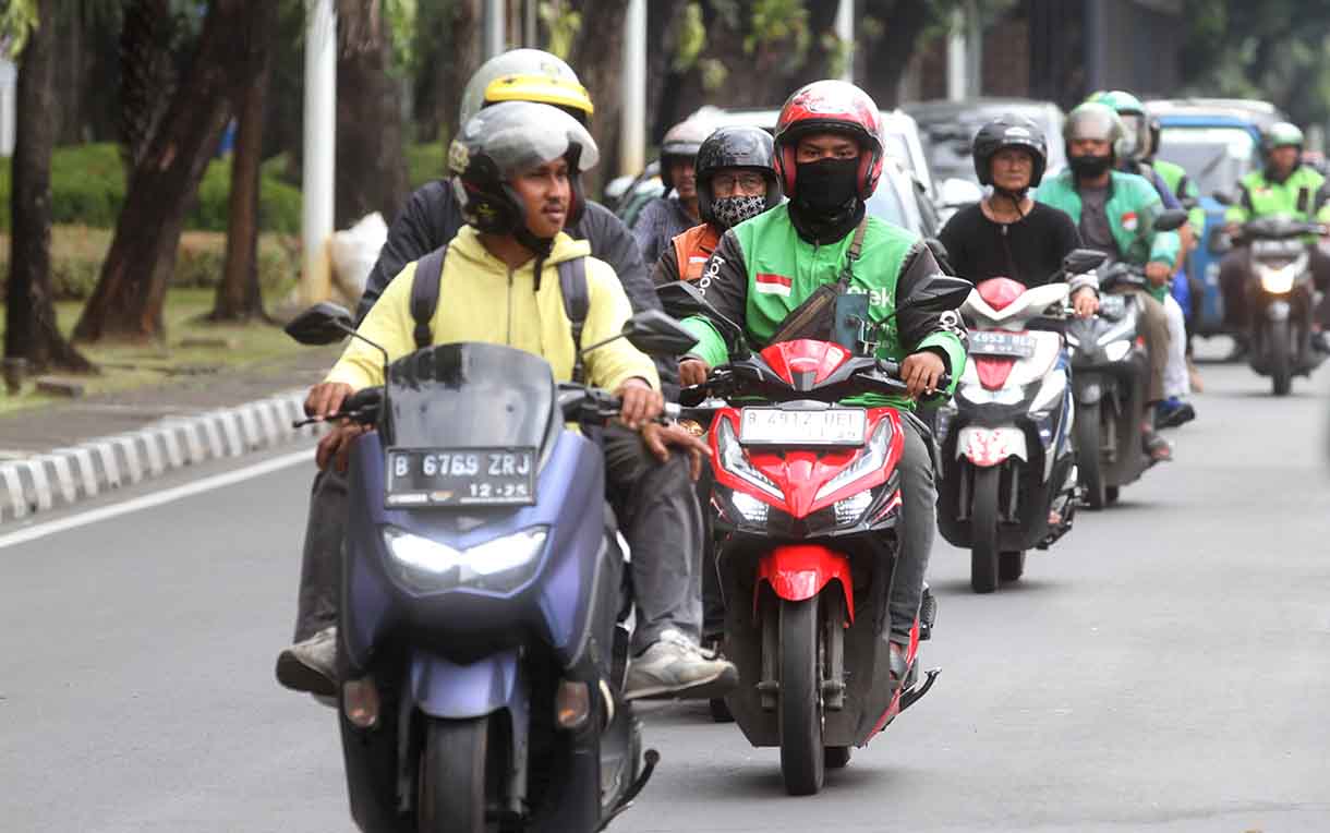 Pengemudi ojek daring melintas di Jalan Merdeka Selatan,Jakarta, Kamis (3/7/2025).(Beritanasional.com/Oke Atmaja)