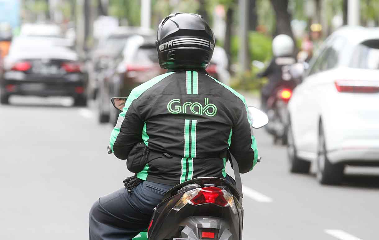 Pengemudi ojek daring melintas di Jalan Merdeka Selatan,Jakarta, Kamis (3/7/2025).(Beritanasional.com/Oke Atmaja)