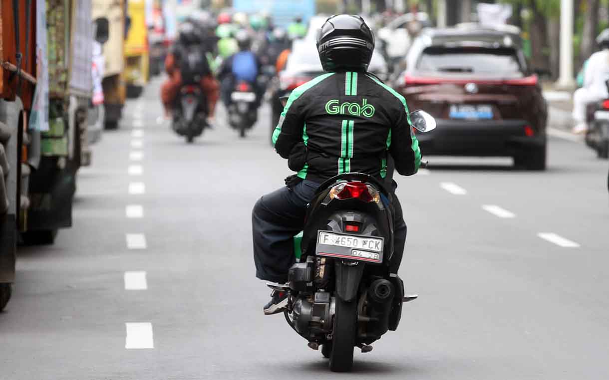 Pengemudi ojek daring melintas di Jalan Merdeka Selatan,Jakarta, Kamis (3/7/2025).(Beritanasional.com/Oke Atmaja)