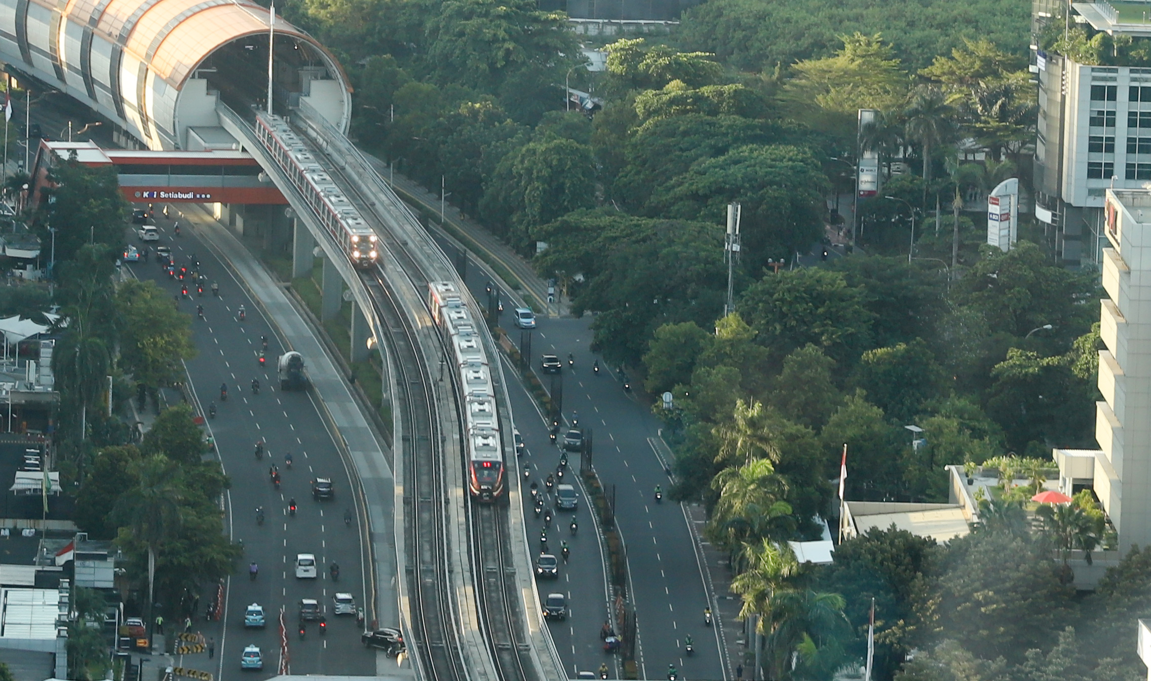 Rangkaian kereta Lintas Rel Terpadu (LRT) melintas di kawasan Kuningan, Jakarta, Jumat (22/3/2024).(IndonesiaGlobe/Oke Atmaja)