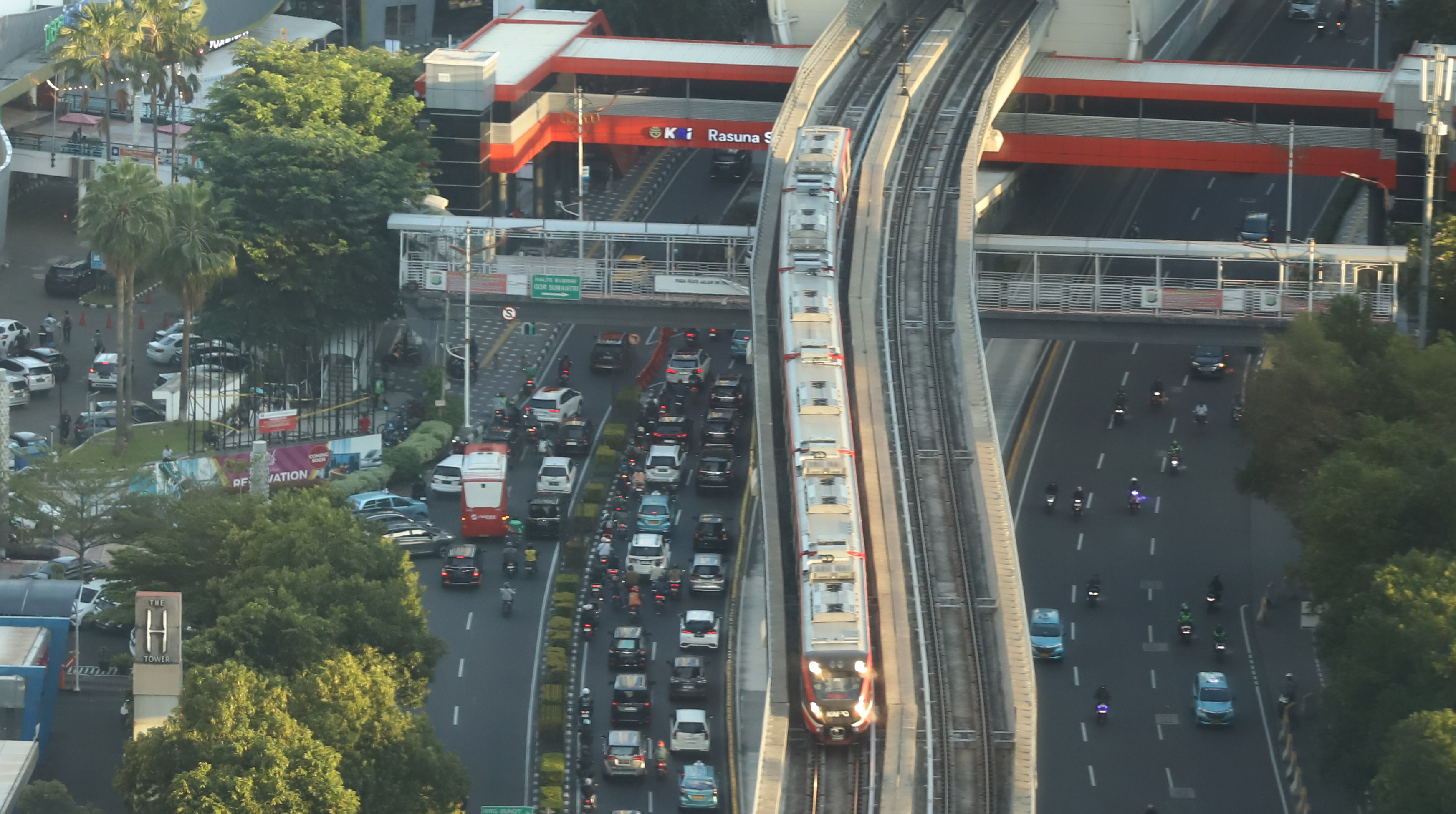 Rangkaian kereta Lintas Rel Terpadu (LRT) melintas di kawasan Kuningan, Jakarta, Jumat (22/3/2024).(IndonesiaGlobe/Oke Atmaja)