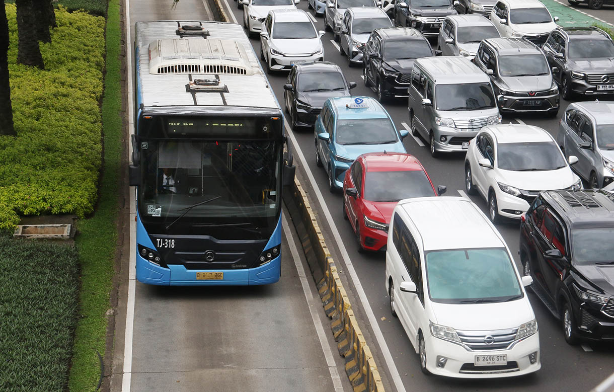 Bus TransJakarta melintas di Kawasan Jalan Jenderal Sudirman, Jakarta, Selasa (18/11/2025).(Beritanasional.com/Oke Atmaja)