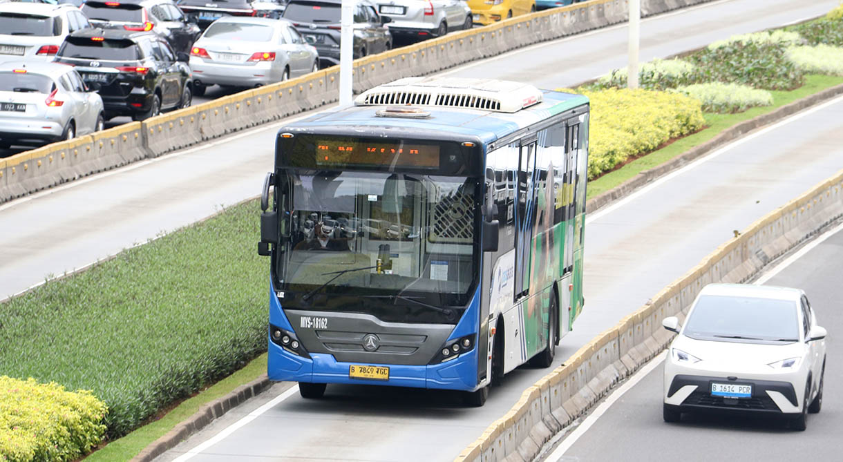 Bus TransJakarta melintas di Kawasan Jalan Jenderal Sudirman, Jakarta, Selasa (18/11/2025).(Beritanasional.com/Oke Atmaja)