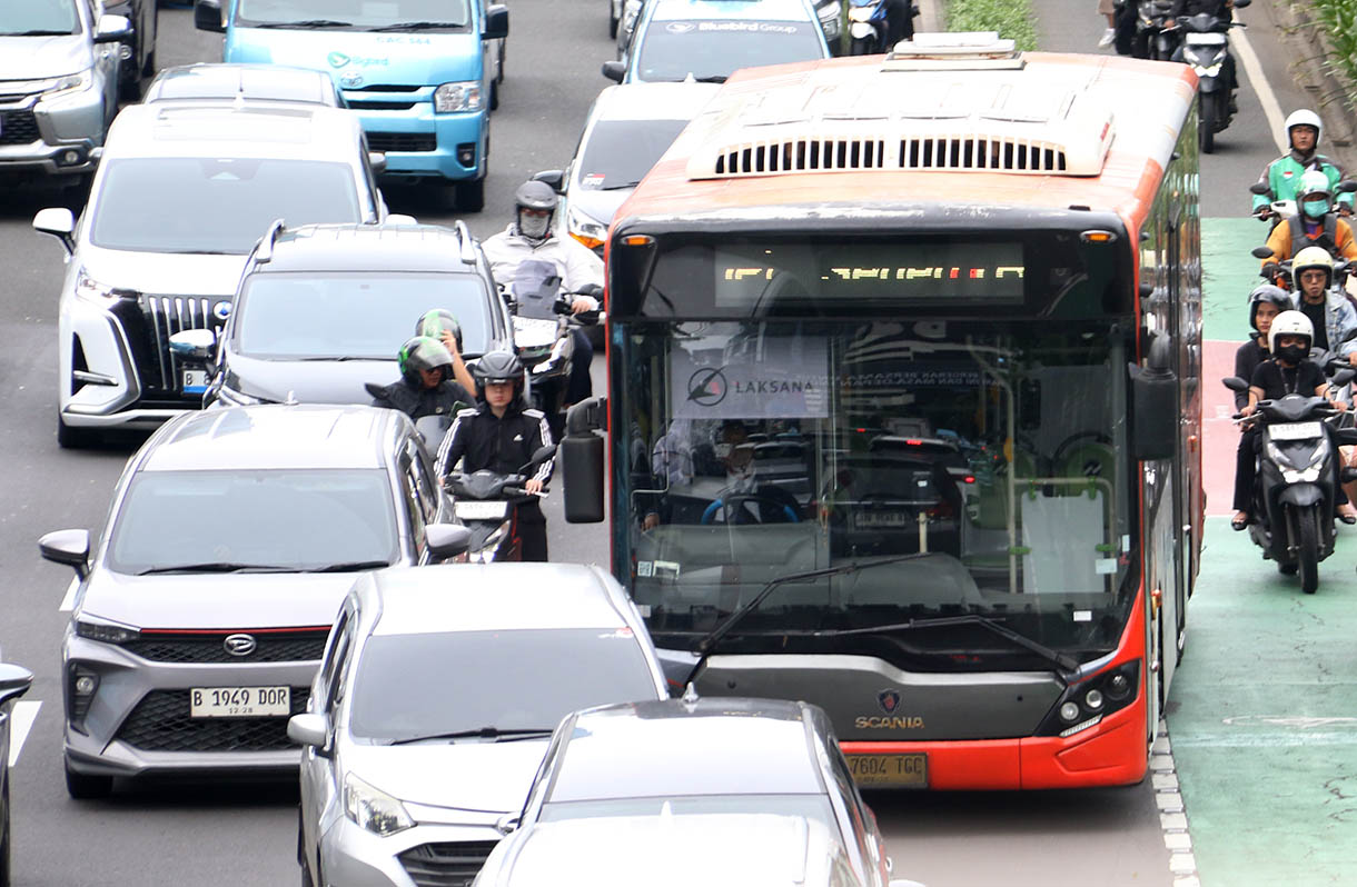 Bus Transjakarta melintas di Kawasan Jalan Jenderal Sudirman, Jakarta, Selasa (18/11/2025).(Beritanasional.com/Oke Atmaja)