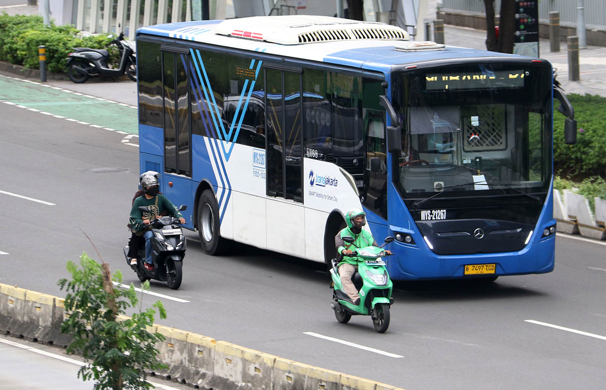 Bus TransJakarta melintas di Kawasan Jalan Jenderal Sudirman, Jakarta, Selasa (18/11/2025).(Beritanasional.com/Oke Atmaja)
