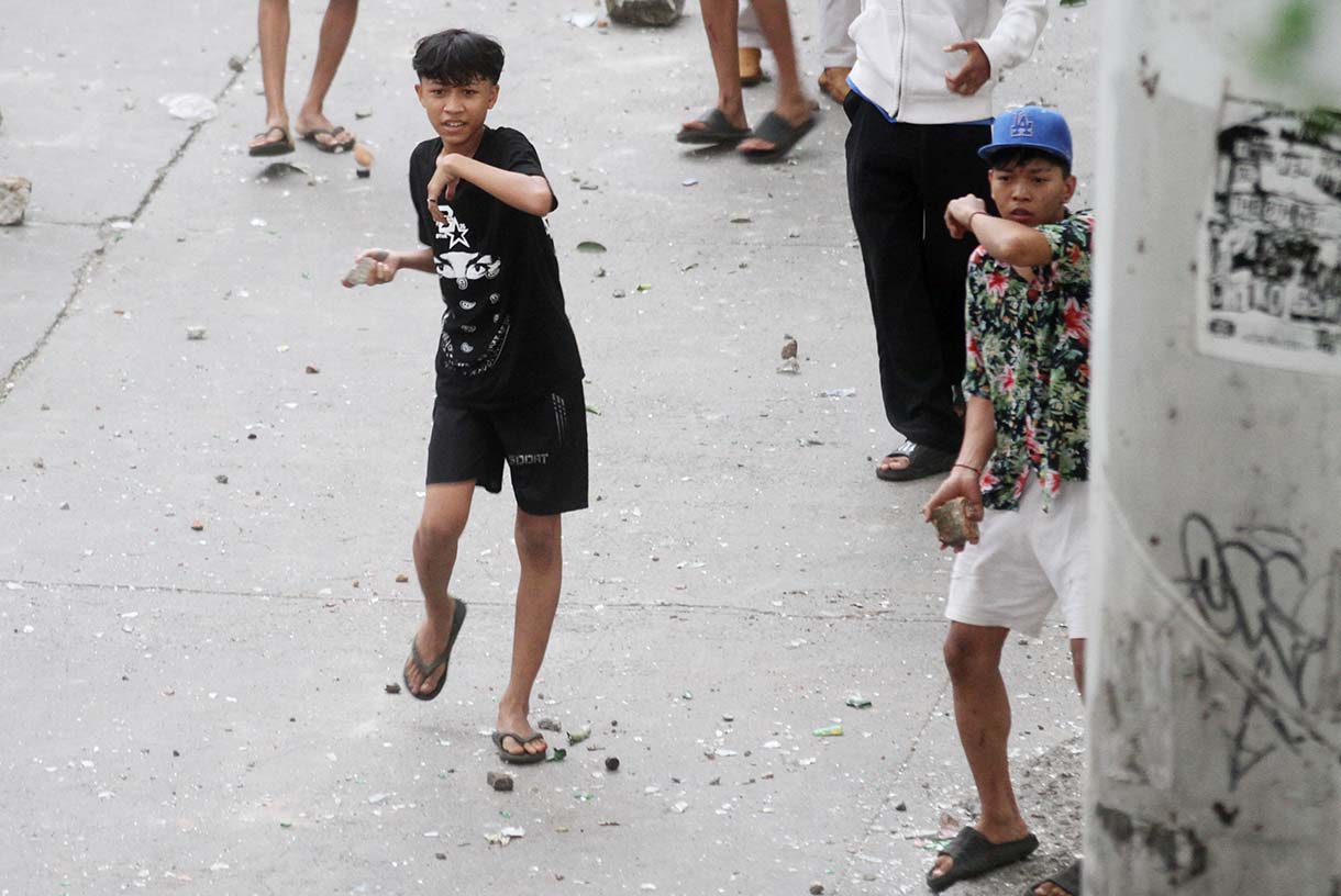Aksi tawuran antar-warga kembali pecah di kawasan Manggarai, Jakarta Selatan, Selasa(6/5/2025). (Beritanasional.com/Oke Atmaja)