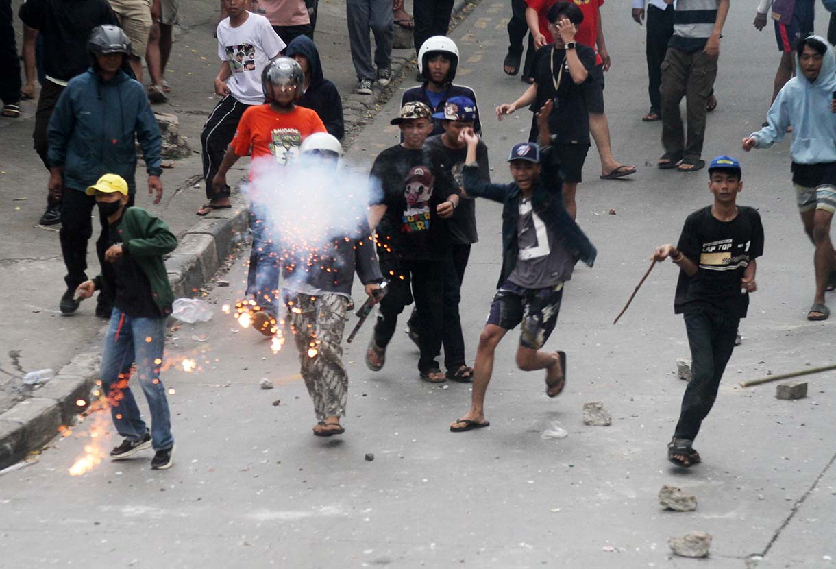 Aksi tawuran antarwarga kembali pecah di kawasan Manggarai, Jakarta Selatan, Selasa(6/5/2025). (Beritanasional.com/Oke Atmaja)