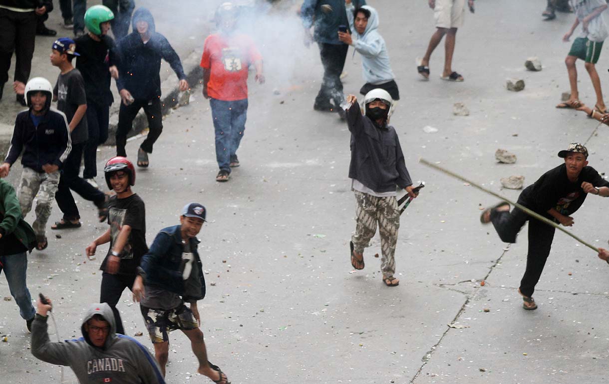 Aksi tawuran antar-warga kembali pecah di kawasan Manggarai, Jakarta Selatan, Selasa(6/5/2025). (Beritanasional.com/Oke Atmaja)