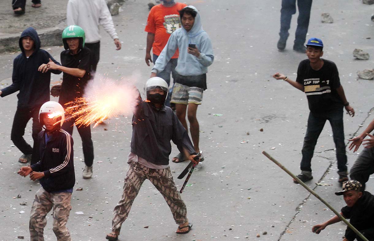 Aksi tawuran antar-warga kembali pecah di kawasan Manggarai, Jakarta Selatan, Selasa(6/5/2025). (Beritanasional.com/Oke Atmaja)