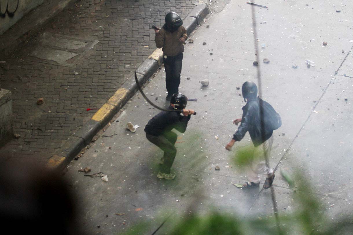 Aksi tawuran antar-warga kembali pecah di kawasan Manggarai, Jakarta Selatan, Selasa(6/5/2025). (Beritanasional.com/Oke Atmaja)