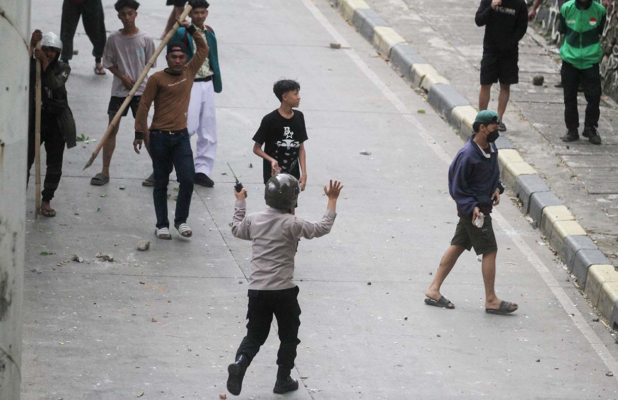 Aksi tawuran antar-warga kembali pecah di kawasan Manggarai, Jakarta Selatan, Selasa(6/5/2025). (Beritanasional.com/Oke Atmaja)