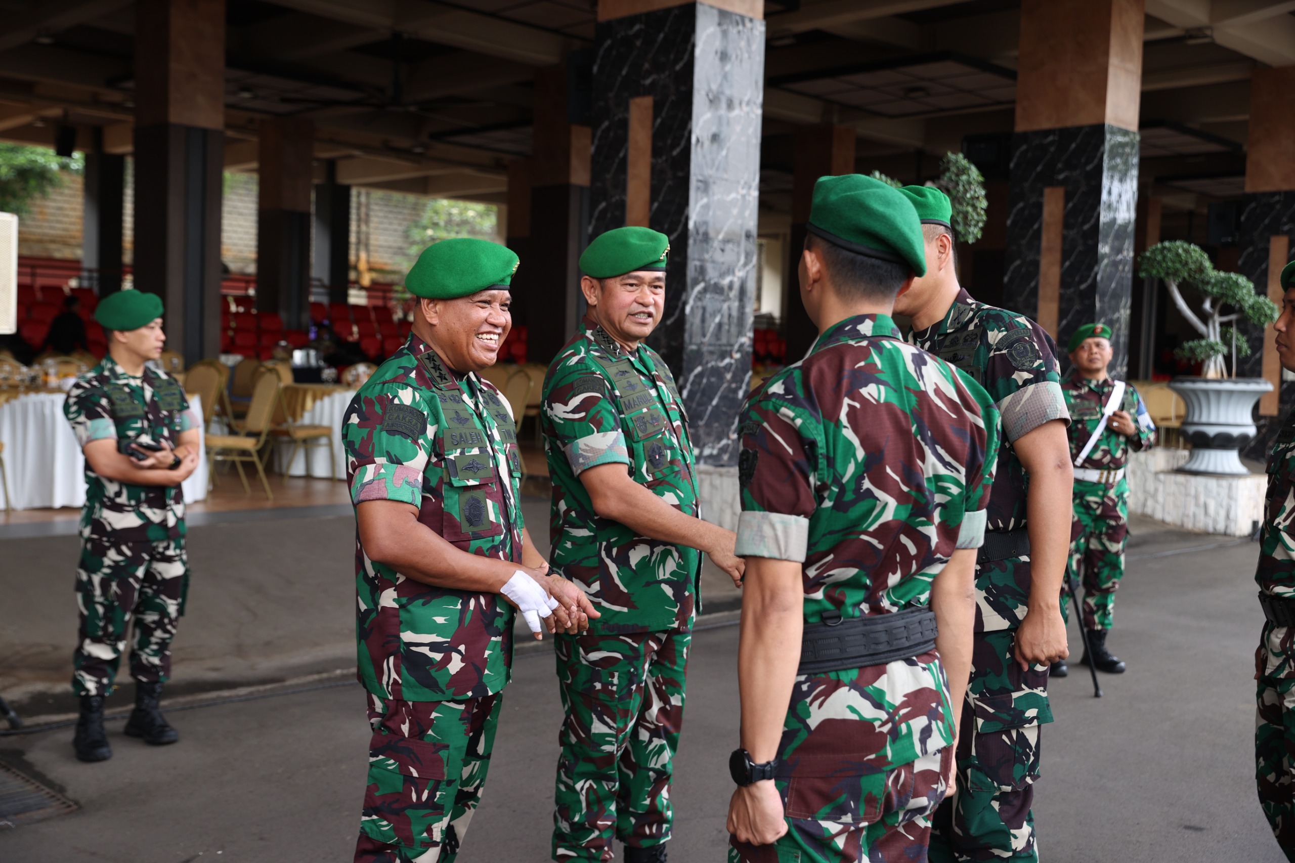 Kepala Staf Angkatan Darat (Kasad) Jenderal TNI Maruli Simanjuntak menyampaikan sambutan dalam kegiatan Halal Bihalal bersama warga Mabesad. (BeritaNasional/Elvis/HO Dispenad)