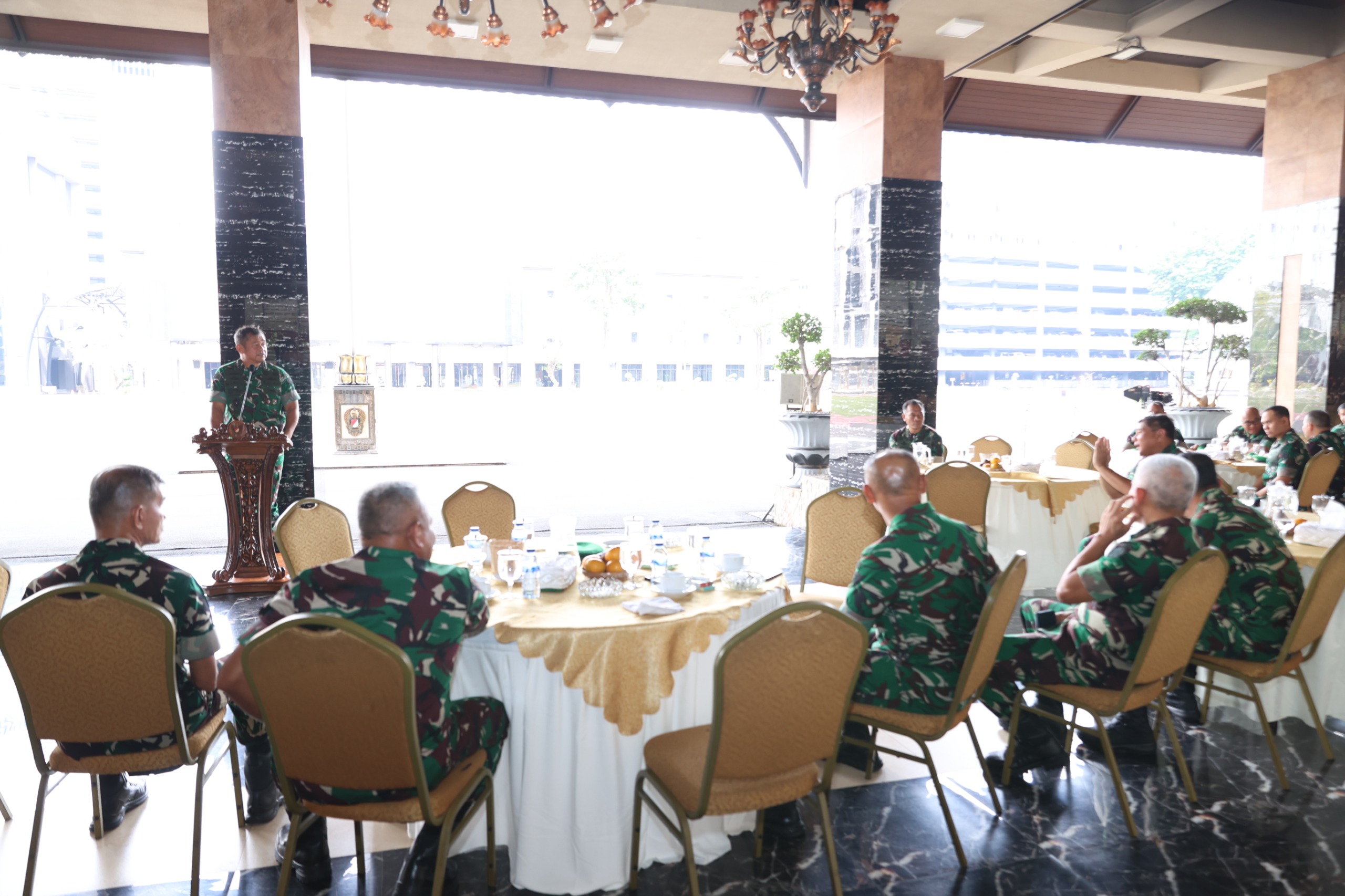 Kepala Staf Angkatan Darat (Kasad) Jenderal TNI Maruli Simanjuntak menyampaikan sambutan dalam kegiatan Halal Bihalal bersama warga Mabesad. (BeritaNasional/Elvis/HO Dispenad)