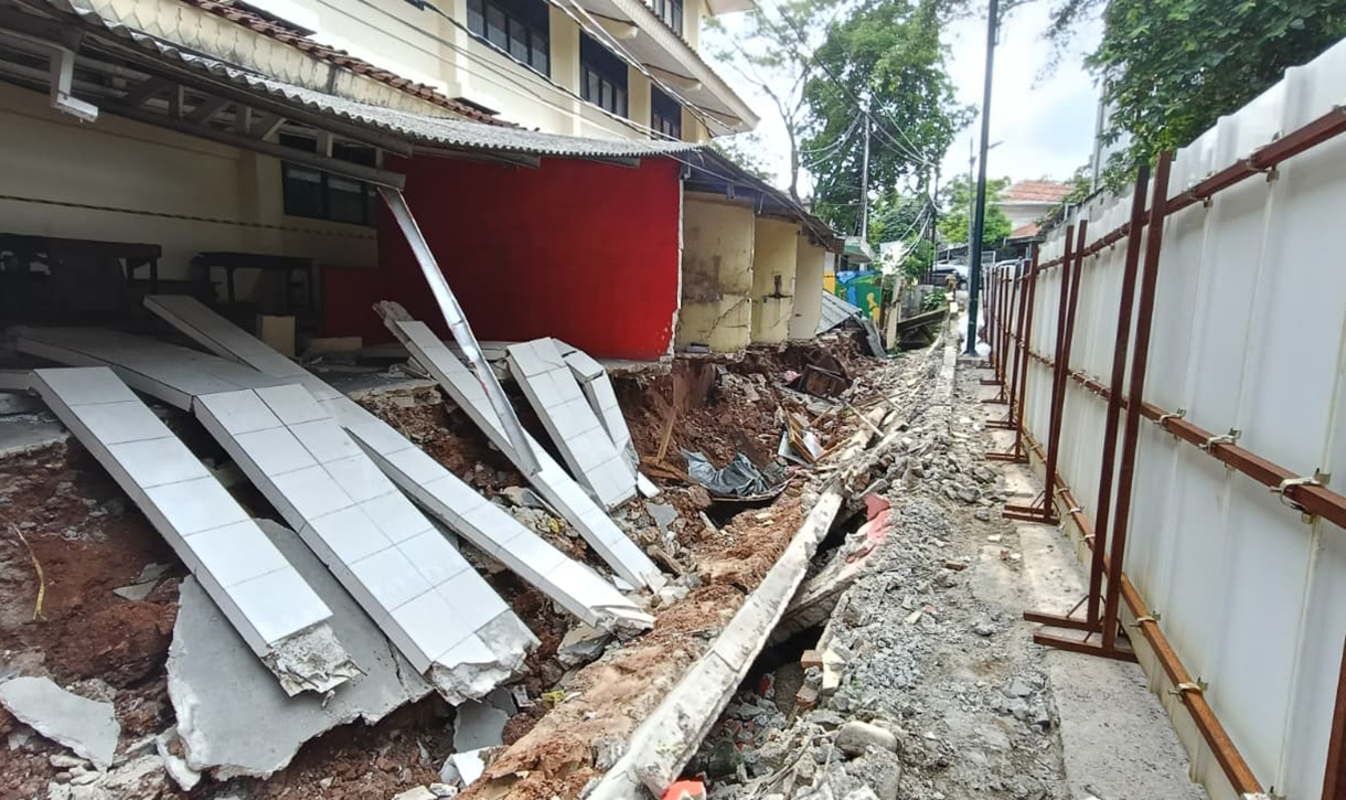 Tembok roboh di SDN 08 Tebet Barat, Jakarta, Selasa (5/5/2026). (Beritanasional.com/Oke Atmaja)