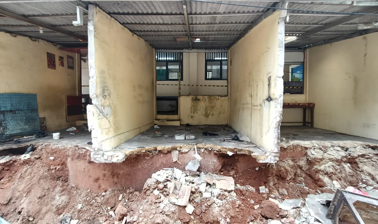 Tembok roboh di SDN 08 Tebet Barat, Jakarta, Selasa (5/5/2026). (Beritanasional.com/Oke Atmaja)
