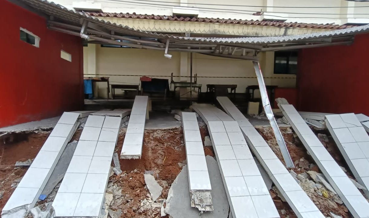 Tembok roboh di SDN 08 Tebet Barat, Jakarta, Selasa (5/5/2026). (Beritanasional.com/Oke Atmaja)