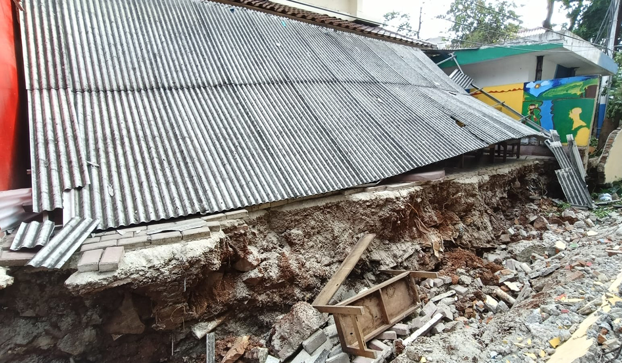 Tembok roboh di SDN 08 Tebet Barat, Jakarta, Selasa (5/5/2026). (Beritanasional.com/Oke Atmaja)