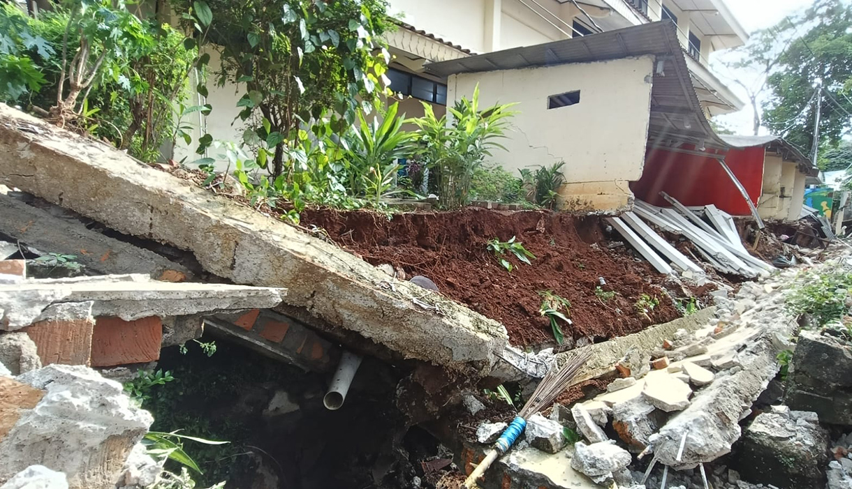 Tembok roboh di SDN 08 Tebet Barat, Jakarta, Selasa (5/5/2026). (Beritanasional.com/Oke Atmaja)
