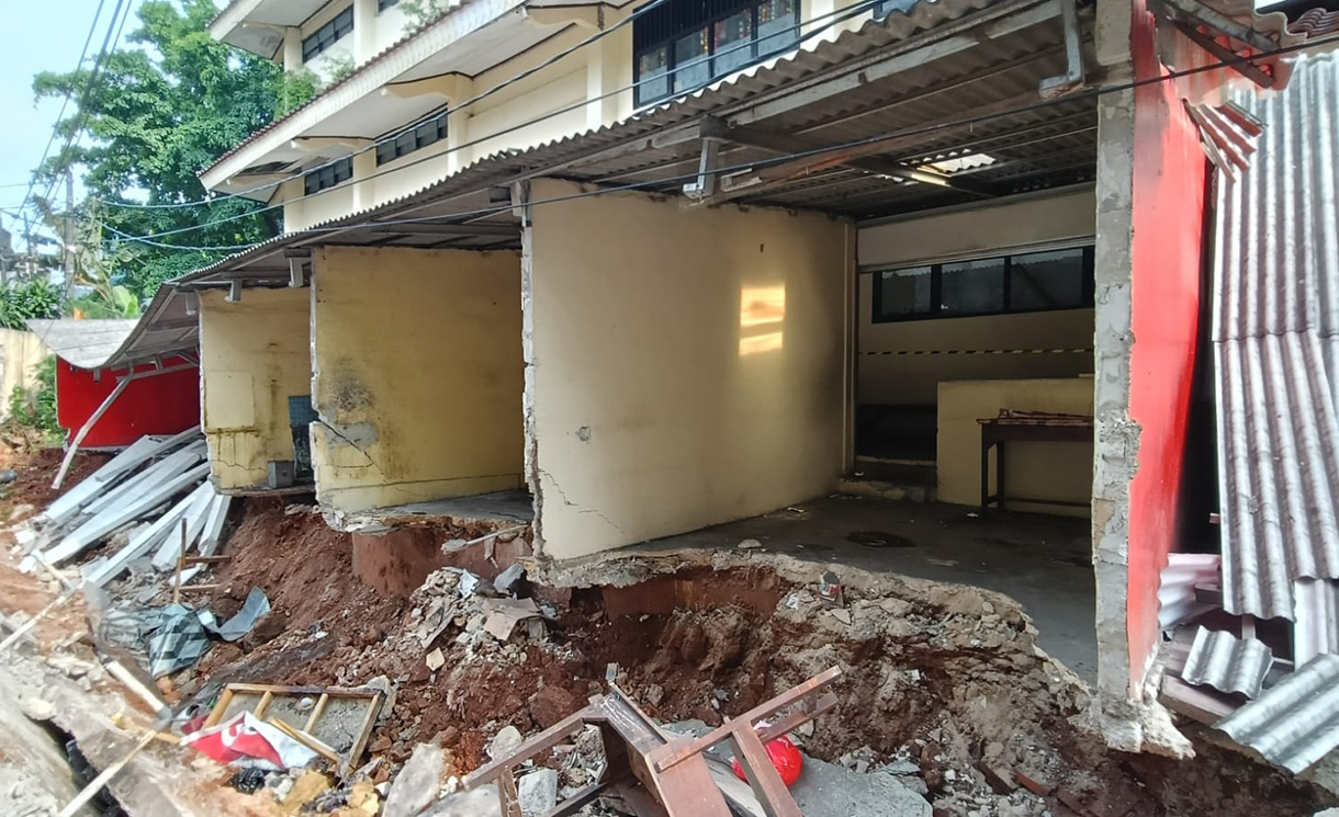 Tembok roboh di SDN 08 Tebet Barat, Jakarta, Selasa (5/5/2026). (Beritanasional.com/Oke Atmaja)