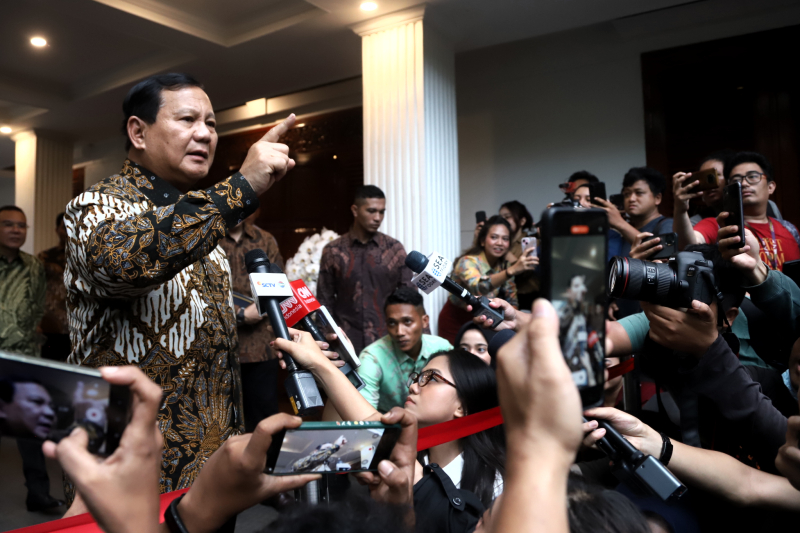 Ketua Umum Partai NasDem Surya Paloh sambangi Presiden terpilih Prabowo Subianto di Kartanegara,  Jakarta, Kamis (25/4/2024). (BeritaNasional/Elvis Sendouw)