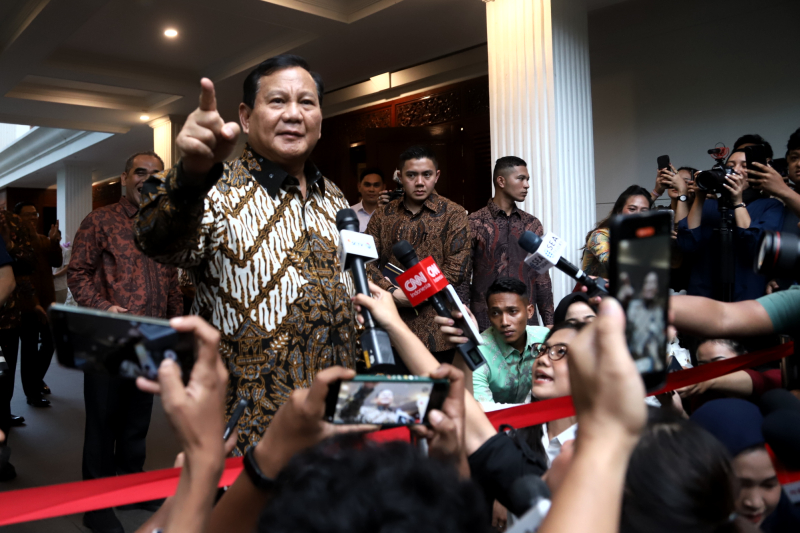 Ketua Umum Partai NasDem Surya Paloh sambangi Presiden terpilih Prabowo Subianto di Kartanegara,  Jakarta, Kamis (25/4/2024). (BeritaNasional/Elvis Sendouw)