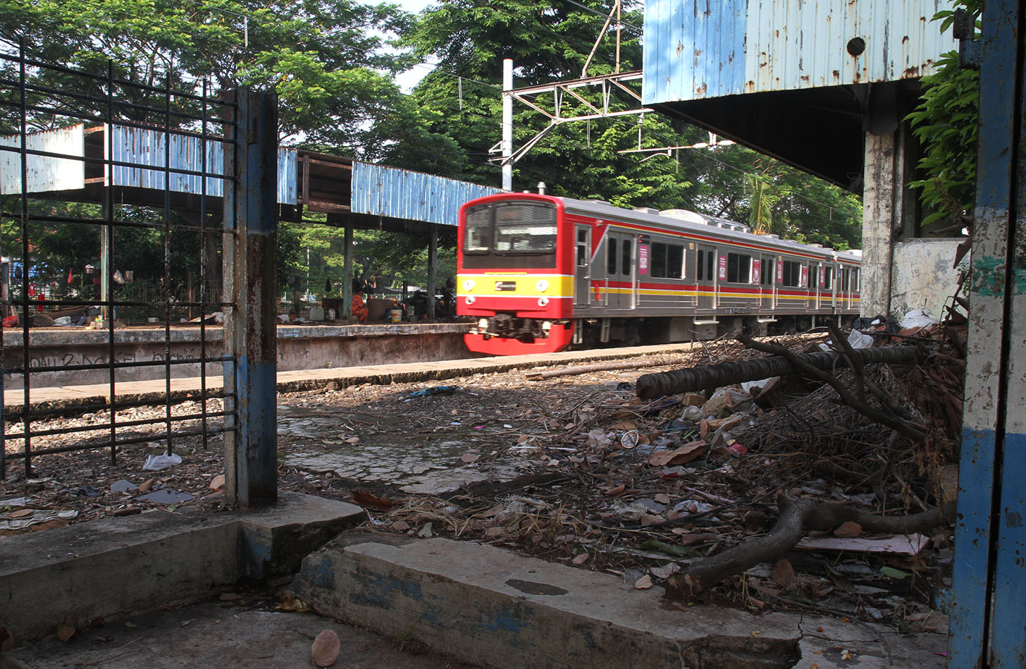 Suasana di Stasiun Mampang yang sudah tidak beroperasi,Jakarta, Minggu (5/5/2024). (BeritaNasional.Com/Oke Atmaja)