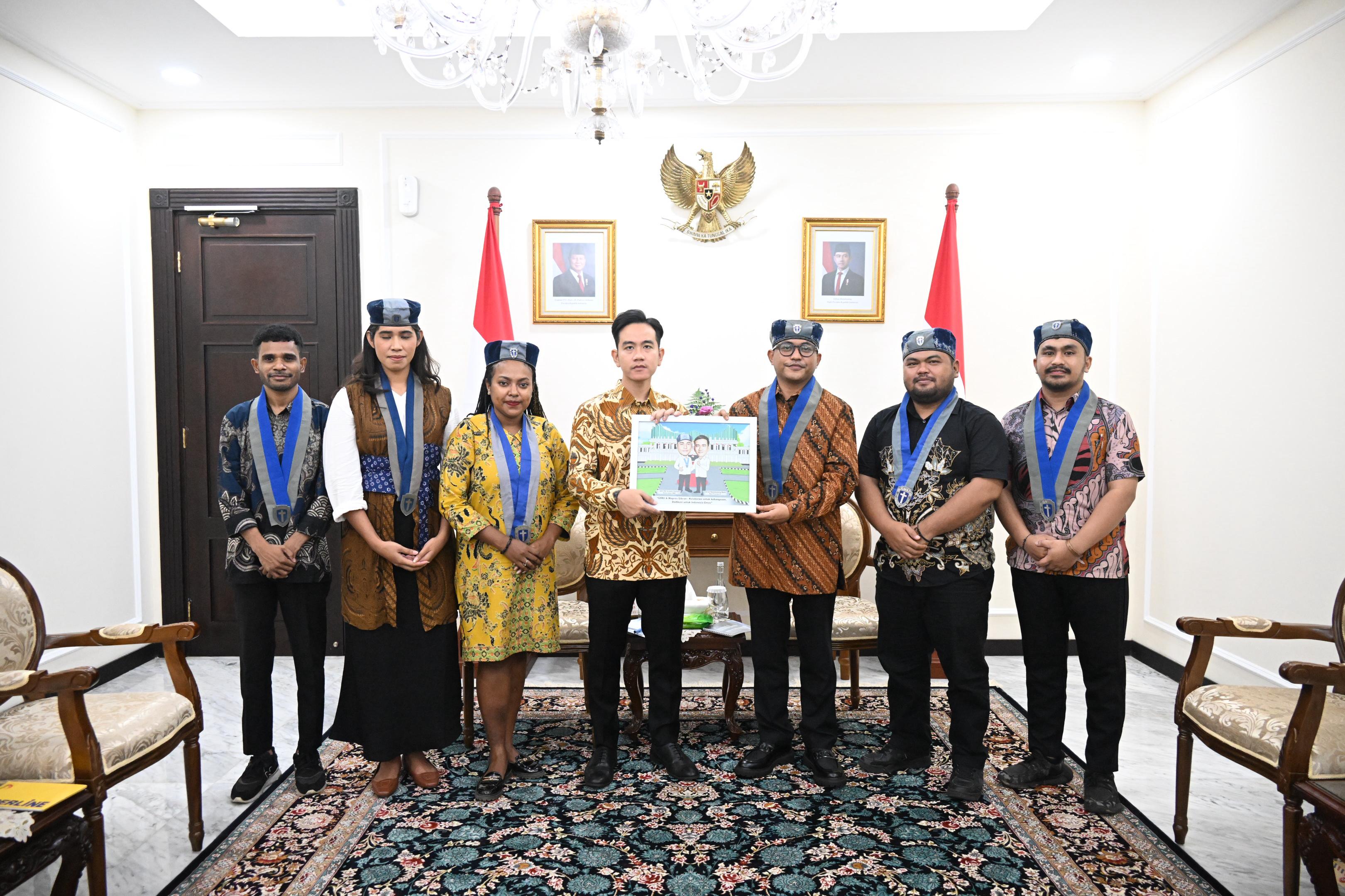 Terima Audiensi Pengurus Pusat GMKI, Wapres Ajak Anak Muda Aktif Bangun Negeri Wakil Presiden Gibran Rakabuming menerima kunjungan GMKI. (BeritaNasional/Elvis Sendouw/HO Setwapres)